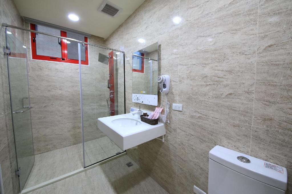 花蓮亮君經典民宿1館加2館民宿-東大門夜市-電梯包棟bright King Homestay Hualien City Exterior photo