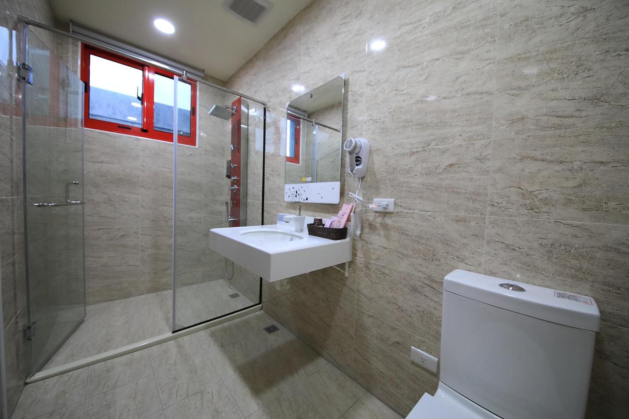 花蓮亮君經典民宿1館加2館民宿-東大門夜市-電梯包棟bright King Homestay Hualien City Room photo