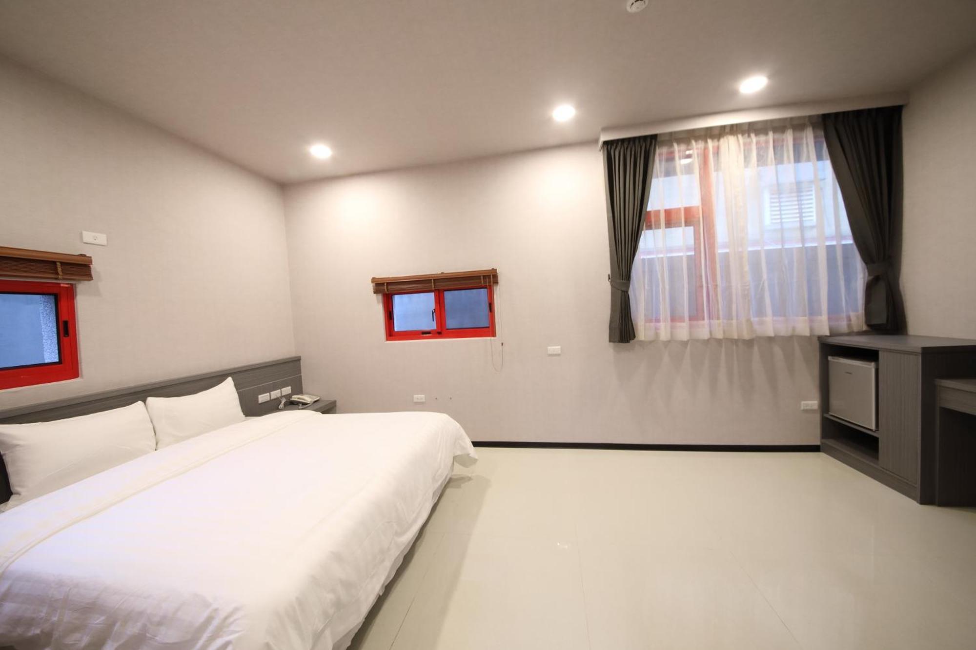 花蓮亮君經典民宿1館加2館民宿-東大門夜市-電梯包棟bright King Homestay Hualien City Room photo