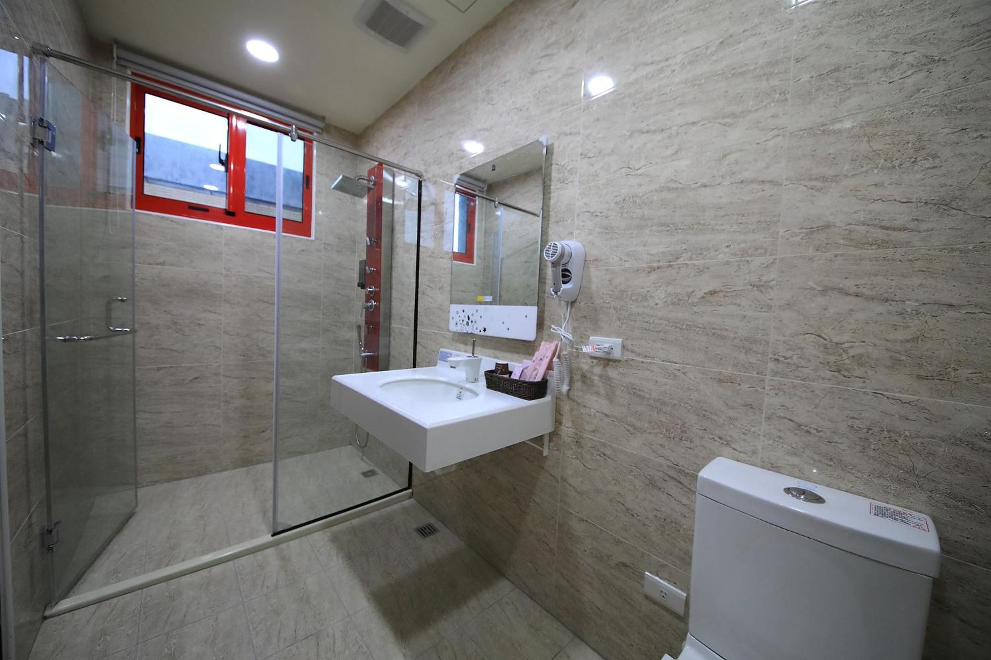花蓮亮君經典民宿1館加2館民宿-東大門夜市-電梯包棟bright King Homestay Hualien City Room photo