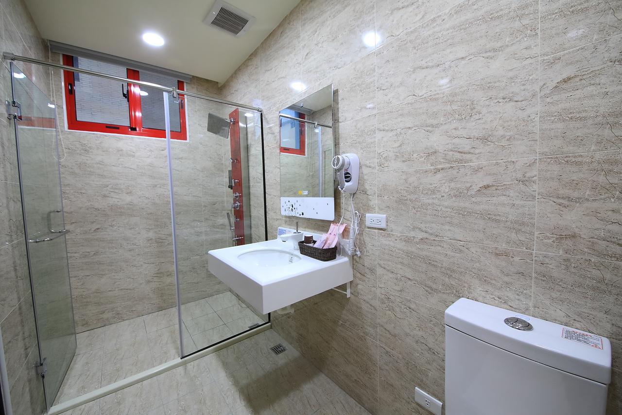 花蓮亮君經典民宿1館加2館民宿-東大門夜市-電梯包棟bright King Homestay Hualien City Exterior photo